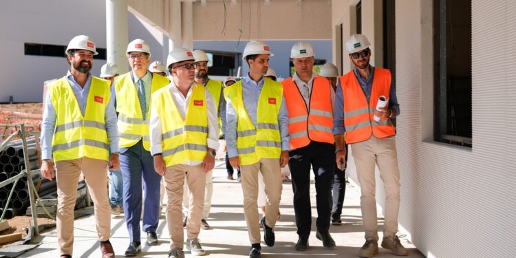 El Consejero de Educación en una visita a las obras de un instituto