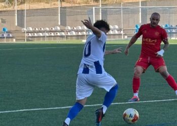 El capitán del Alcalá, Borja Sánchez, ante un futbolista del equipo zaragozano (Foto SD Ejea)
