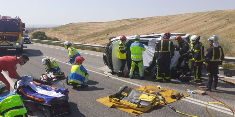 Un joven de 19 años herido muy grave al chocar frontalmente su furgoneta contra un camión