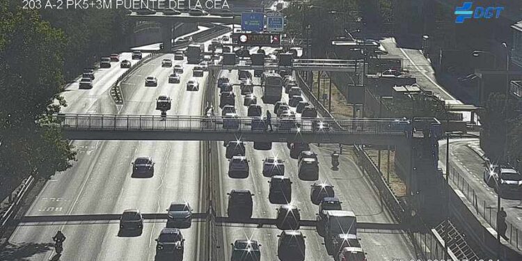 Un vehículo accidentado está complicando con retenciones el retorno del trabajo de muchos alcalaínos por la A-2 desde Madrid