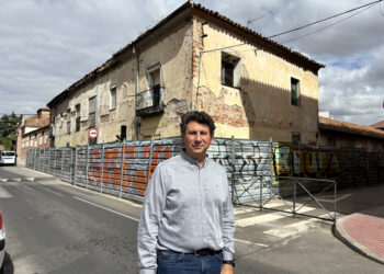 Vicente Pérez ante la casa de los Campo de Arce