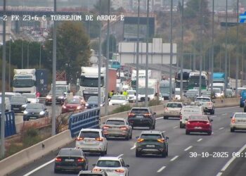 Continúan las retenciones en la A-2 con tráfico muy denso mientras que la circulación en el casco urbano de Alcalá es también muy lenta