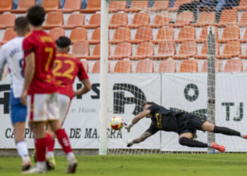 Momento en que Pantoja detiene el penalti contra el Alcalá (Foto Baldo)