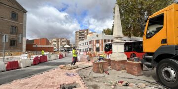 La Fuente de los Cuatro Caños vuelve a presidir su plaza recuperando su lugar histórico