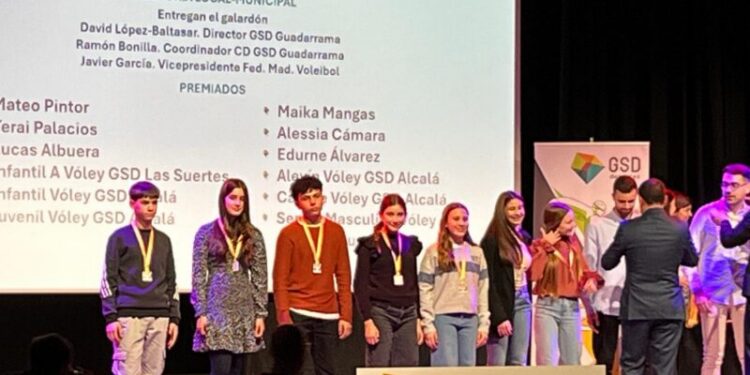 Deportistas del GSD Alcalá reciben un homenaje en la fiesta regional del club en la que el exfutbolista del Real Madrid Raúl tuvo un premio especial