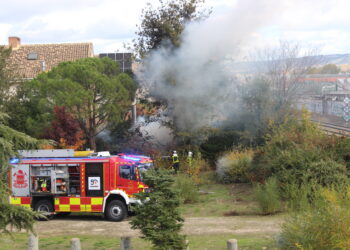 Los bomberos en el momento en el que extinguen el fuego entre la avenida de 
Meco y la vía del tren (Fotos Elpuerta.com y PUERTA DE MADRID)