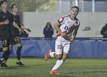 El rayista Becerra tras marcar el segundo tanto desde el punto de penalti. Foto Rayo Vallecano