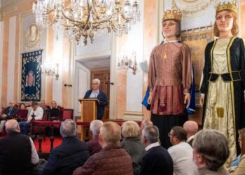 El Ayuntamiento presenta la restauración dos gigantes cervantinos durante el homenaje a los giganteros y se anuncia que éstos darán el pregón de la Navidad