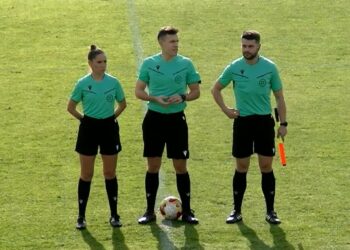 El árbitro Alexandre López con sus asistentes. (Fotos RSD Alcalá-Otero TV)