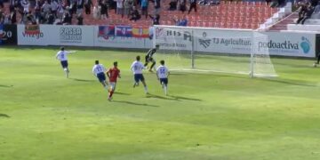 ¡Increíble! Penalti inexistente contra el Alcalá y expulsión de Héctor Martínez. 0-1 y el equipo rojillo se queda con diez.