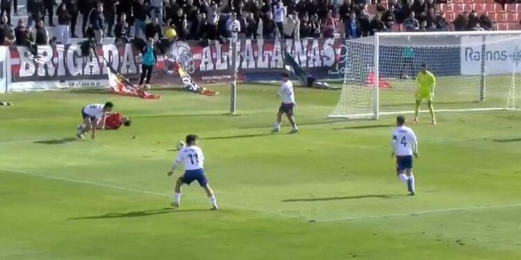 Derribo a Nico Sánchez dentro del área (Foto RSD Alcalá TV-Otero TV)