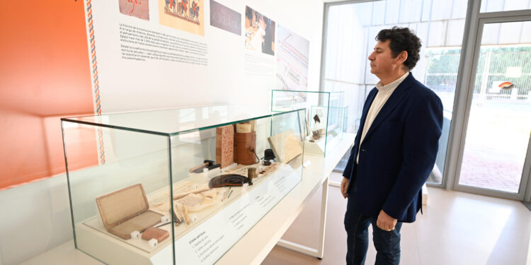 El concejal de Patrimonio, Vicente Pérez, en la exposición