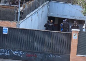 (En la foto la Policía Nacional que acudió a la comunidad de vecinos de la avenida. Benito Pérez Galdós 9 / Rosalía de Castro 2, donde varias personas vieron a un individuo saltar la valla.)