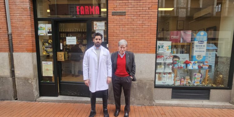 Los dos últimos titulares de la farmacia. A la derecha José Félix Huerta Velayos, padre, y a la izquierda, José Félix Huerta Villadangos, hijo