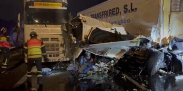 Un herido grave tras chocar un camión contra dos vehículos parados en el arcén de la M-50