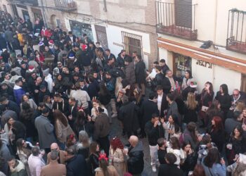 Miles de personas participan en el vermut y el tardeo de Nochebuena en Alcalá de Henares
