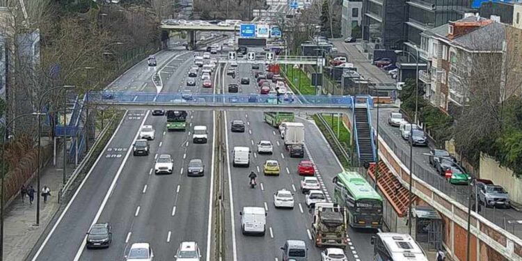 Autobuses interurbanos en la A-2 a la altura del puente de la Cea