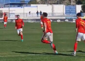 Javi Hernández celebra el gol del empate en Alicante (Imagen RSD Alcalá)