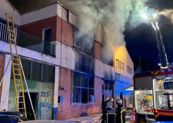 Imagen del incendio de 2022 en la nave, donde intervinieron bomberos del parque de Alcalá de Henares