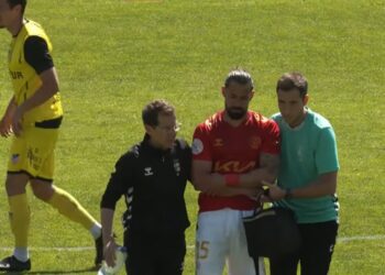 Chete González abandonando ayer el campo acompañado por el fisioterapeuta Antonio Huelves a la derecha. Imagen RSD Alcalá TV-Otero TV