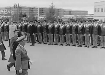 Imagen del Nodo con el general Franco a su llegada a la antigua Universidad Laboral el 17 de marzo de 1967. Al fondo se pueden ver los edificios recién construidos de la colonia de Santa Margarita