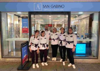 Mario Blanco con su equipo del centro San Gabino de la calle Mayor, 58