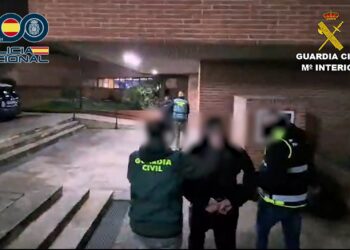 Los dos detenidos a su llegada a dependencias policiales