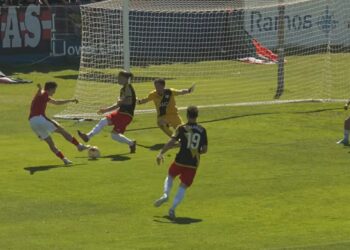 Albur dispara por bajo después de fintar para marcar el 1-0. Imagen RSD Alcalá TV- Otero TV