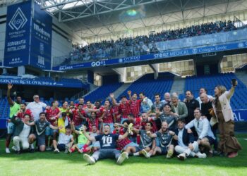 Foto CD Coria. El equipo extremeño celebra su ascenso a primera tras derrotar al Oviedo Vetusta en el estadio Carlos Tartiere