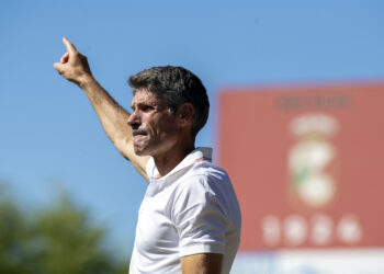 Hacia arriba. Esa es la dirección que parece indicar Ángel Vivar Dorado y a la que quiere llevar al Alcalá. Foto de Baldo