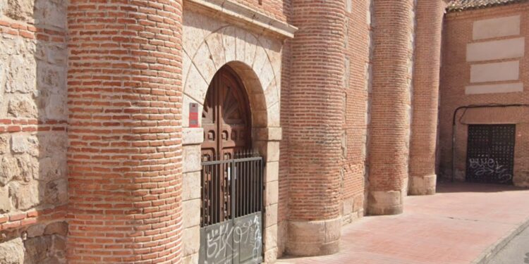 El incendio fue provocado en la puerta del fondo de la imagen