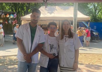 Los tres miembros del equipo del Centro de Salud Manuel Merino que organizaron la carpa informativa sobre la prevención del cáncer de piel: Borja, responsable de enfermería; Ana, enfermera y Gloria, doctora directora del Centro