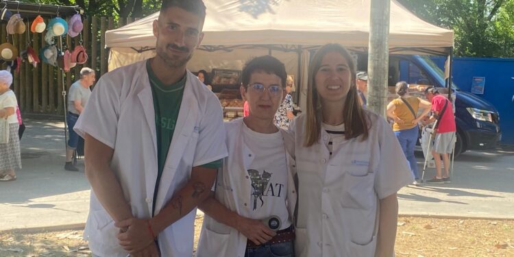 Los tres miembros del equipo del Centro de Salud Manuel Merino que organizaron la carpa informativa sobre la prevención del cáncer de piel: Borja, responsable de enfermería; Ana, enfermera y Gloria, doctora directora del Centro