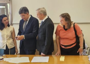 El rector sostiene uno de los detectores de dispositivos electrónicos utilizados por primera vez en la PAU para evitar fraudes. A su lado, de blanco, la consejera de Educación