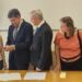 El rector sostiene uno de los detectores de dispositivos electrónicos utilizados por primera vez en la PAU para evitar fraudes. A su lado, de blanco, la consejera de Educación