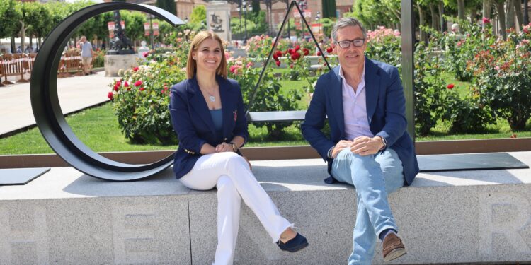 Alfonso Serrano con Judith Piquet hoy en la plaza de Cervantes