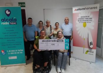 Fernando Luis Merino, presidente de la Cooperativa (derecha) y Alberto García-Gil Ortega, tesorero, (izquierda) hicieron entrega del cheque solidario