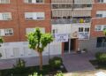 Pancartas en la calle Fuentenovilla en los balcones. Las viviendas en que se han convertido los locales están en la planta baja