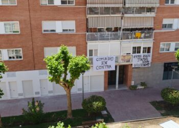 Pancartas en la calle Fuentenovilla en los balcones. Las viviendas en que se han convertido los locales están en la planta baja
