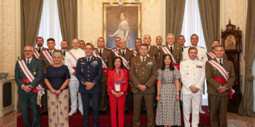 El general Pedro Gutiérrez Alcalá se encuentra en la segunda fila justo detrás del Jefe del Estado Mayor del Aire y de la ministra de Defensa