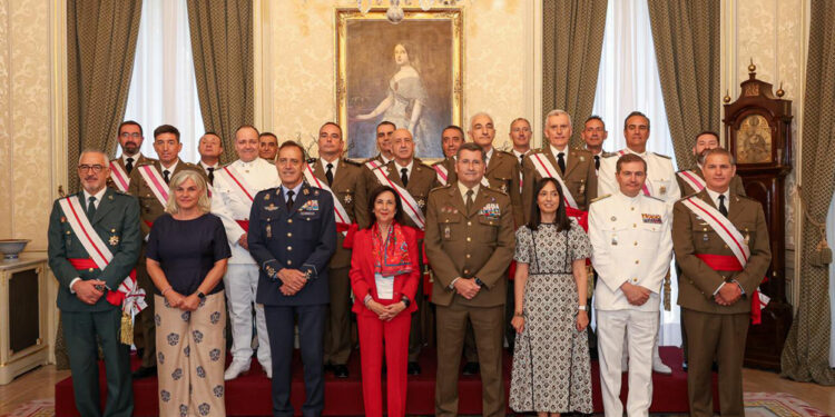 El general Pedro Gutiérrez Alcalá se encuentra en la segunda fila justo detrás del Jefe del Estado Mayor del Aire y de la ministra de Defensa