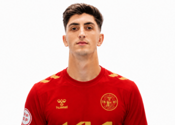 Kevin Manzano con la camiseta de la RSD Alcalá en una imagen creada con IA