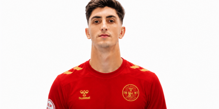 Kevin Manzano con la camiseta de la RSD Alcalá en una imagen creada con IA