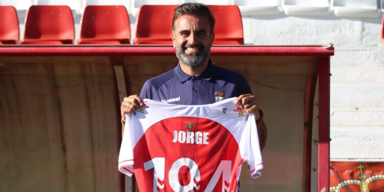 Jorge Martín de San Pablo en su etapa como entrenador del Alcalá; hoy es el director general de  la Deportiva (Foto RSD Alcalá)
