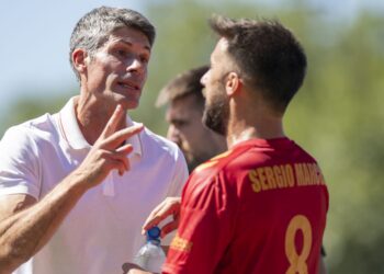 Vivar Dorado da instrucciones a Sergio Marcos en un partido de la pasada temporada Foto Baldo