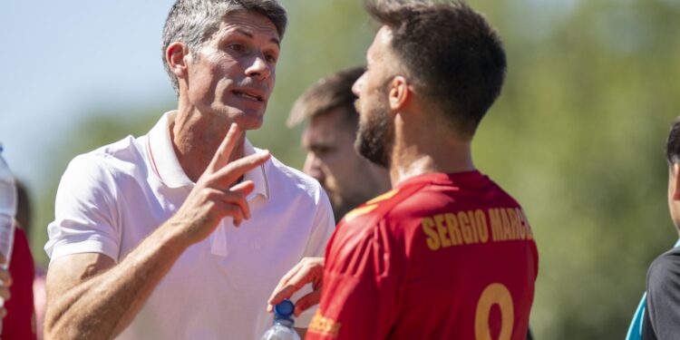 Vivar Dorado da instrucciones a Sergio Marcos en un partido de la pasada temporada Foto Baldo