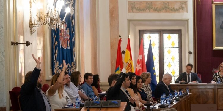 Los concejales de Vox votando en contra de la propuesta del PP