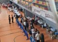 Vecinos de Cenicientos a su llegada el sábado al pabellón de Espartales en Alcalá de Henares