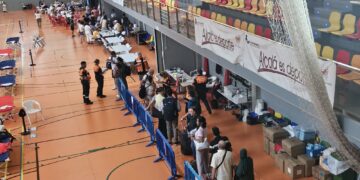 Vecinos de Cenicientos a su llegada el sábado al pabellón de Espartales en Alcalá de Henares