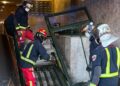 Los bomberos actuaron en el lugar del accidente para retirar el coche de dentro del portal